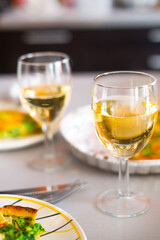 ほうれん草のキッシュと白ワイン