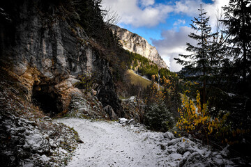 Fototapeta na wymiar Grotte avec paysage montagneux automne hiver