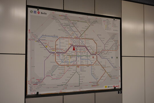 BVG und VBB Streckennetz von S- und U-Bahn auf einem Plakat im Hauptbahnhof in Berlin am 16.01.2023