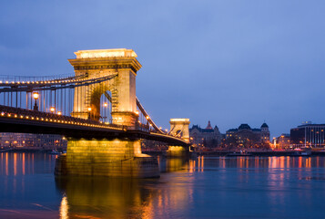 Obraz premium The chain bridge in Budapest, Hungary, night scene, looking towards Pest