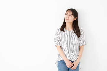 Obraz premium 女性ポートレート 横顔 見上げる