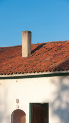 Chimenea en tejado de casa rural