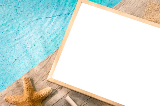 Cadre photo avec un fond transparent sur le bord d'une piscine avec une étoile de mer.