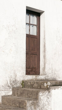 Puerta de madera sobre escalones