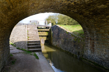 Obraz premium Pigeon's lock in Tackley on the Oxford Canal, named after the pub The Three Pigeons, which used to stand near here.