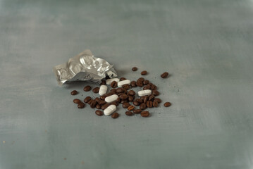 Grains de café et tablette de médicaments