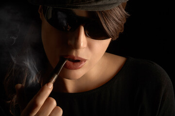 Obraz premium woman smoking pipe