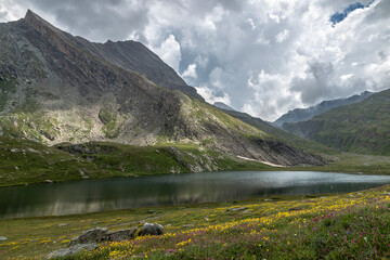 Fototapeta premium Lac Foréant et la Taillante en été , paysage du massif du Queyras , Hautes-Alpes