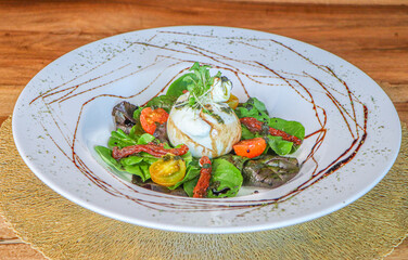 Burrata - queso italiano, que es una combinación excelente de mozzarella y de crema Su nombre viene del burro de la palabra