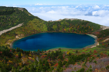 Obraz na płótnie Canvas 紅葉のカルデラ湖