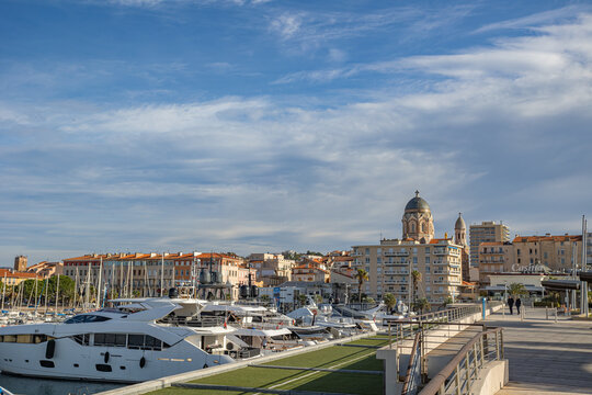 vue de la ville de Fr&eacute;jus par la mer	