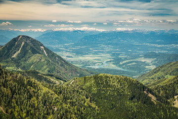 Obraz premium carinthian landscape with sky and clouds, looking northwest from rijauca towards the Drau valley.