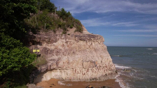 Linda vista a&eacute;rea das fal&eacute;sias. Forma&ccedil;&otilde;es naturais na Praia do Espelho, em Trancoso, no Sul da Bahia. Uma das mais belas praias do Brasil.