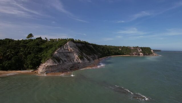 Linda vista a&eacute;rea das fal&eacute;sias. Forma&ccedil;&otilde;es naturais na Praia do Espelho, em Trancoso, no Sul da Bahia. Uma das mais belas praias do Brasil.