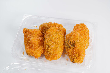 透明パック入りのピーマンの肉詰めフライ