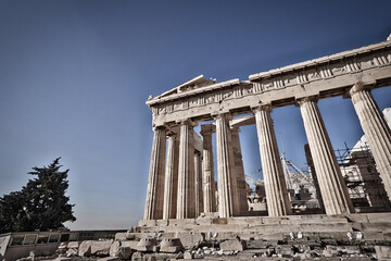 Obraz premium Parthenon under clear blue sky, the famous ancient Greek temple on the acropolis of Athens. Cultural travel Greece.