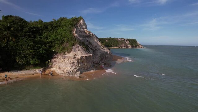 Linda vista a&eacute;rea das fal&eacute;sias. Forma&ccedil;&otilde;es naturais na Praia do Espelho, em Trancoso, no Sul da Bahia. Uma das mais belas praias do Brasil.