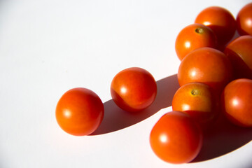 Tomates Cherry sobre fondo blanco