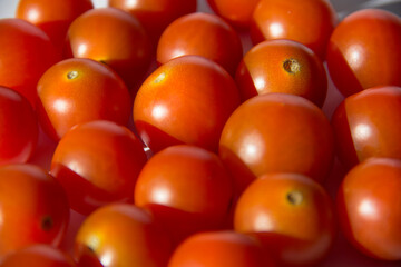 Tomates Cherry sobre fondo blanco