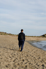 Chico paseando por la playa 