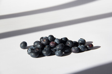 Arándanos sobre fondo blanco - Blueberries