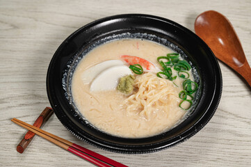 ワサビがのった豆腐にゅうめん