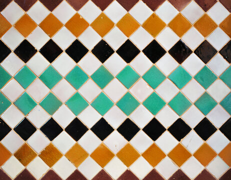 Mosaico geométrico árabe. Azulejos de Al Andalus. Azulejos de la Alhambra de Granada denominados alicatados. Azulejos árabes de España. Palacio de la Alhambra en Granada