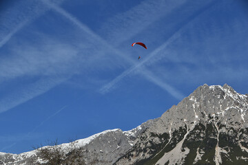 Drachenflieger am Wilden Laiser )Person nicht erkennbar)