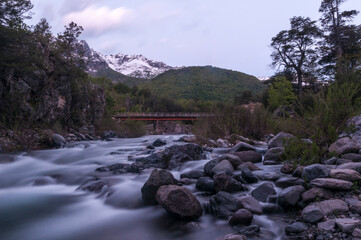 agua suave, agua seda, caida de  agua, río, acuático, naturaleza, arroyo, montagna, paisaje, bosque, montagna, cielo, gemas, cascada, roca, verde, verano, roca, árbol, aparcar, viajando, primavera, ar