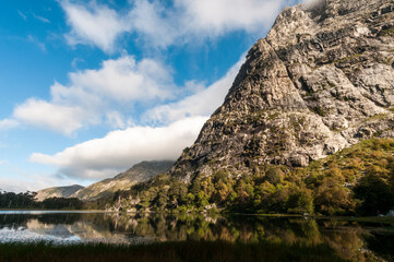 sur de  chile, alta mota&ntilde;a, laguna, montagna, paisaje, cielo, naturaleza, roca, cerro, nube, viajando, impresiones, gemas, bosque, verano, pico, montagna, roca, nube, verde, valle, &aacute;rbol, camiseta, ac