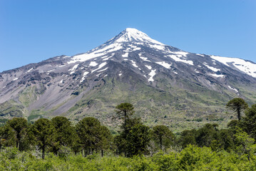 Fototapeta premium volcanes de chile, volcan sureño, sur de chile montañas de chile, cumbres de chile, árbol, cielo, paisaje, naturaleza, languidecer, montagna, árbol, montagna, bosque, verde, roca, aparcar, mader
