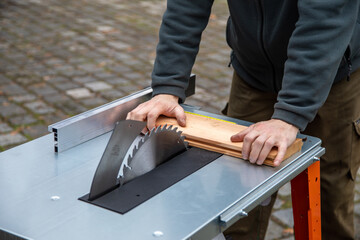 Gefahr beim Sägen mit Kreissäge ohne Handschuhe