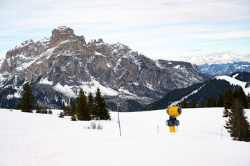 Winterlandschaft mit Schneekanone im Skigebiet von Alta Badia in Südtirol