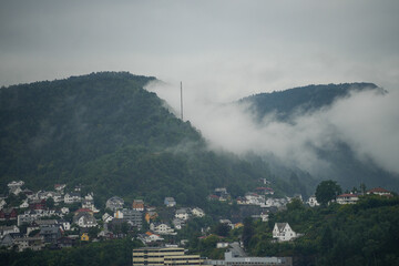 Wolken ziehen auf über Bergen in Norwegen