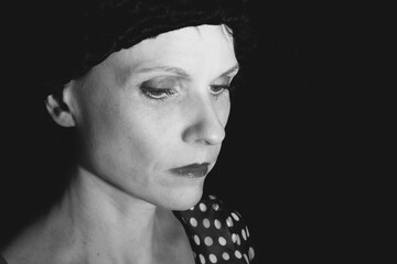 Black and White Porträt einer attraktiven schöne emotionale Frau ü50 - obrazy, fototapety, plakaty