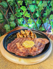 T-bone steak.  Filete con papas en cuña