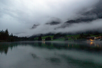 Bergsee im mystischen Nebel