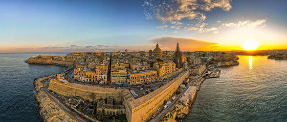 Valletta, Malta aerial panoramic view of old town at sunset - obrazy, fototapety, plakaty