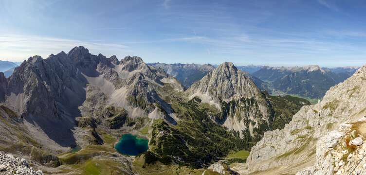 Panorama der Mieminger Kette mit Drachenk&ouml;pfen, Drachensee, Coburger H&uuml;tte und Ehrwalder Sonnenspitze