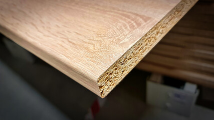 Für die Küche wird eine passgenauen Holzarbeitplatte zugeschnittem 