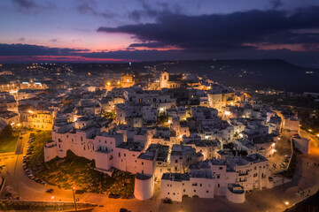 Vista aerea di Ostuni la città bianca al tramonto, nella valle d'itria in puglia