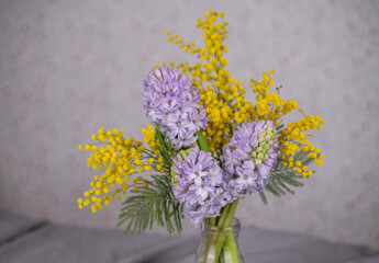Blumenstrauß Hyazinthen und Mimose, Blumen im Frühling in blau und gelb