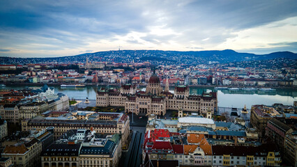 Obraz premium Budapest cityscapes form Gellert Hill. Amazing sunset in the background. Included the Danube river, historical bridges, Budapest dwontown,