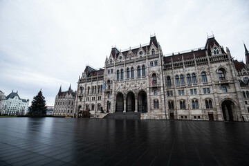 Fototapeta na wymiar Danube Promenade memorial, Budapest, Hungary. Budapest: il parlamento sul Danubio - Ungheria, cloudy day