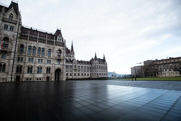 Fototapeta na wymiar Danube Promenade memorial, Budapest, Hungary. Budapest: il parlamento sul Danubio - Ungheria, cloudy day
