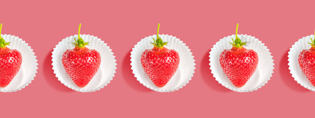 Seamless strawberry pattern in white paper baskets