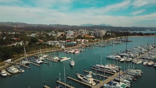 marina. playa la cruz de huanacaxtle nayarit. toma aerea por drone dji. 