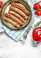 Grill sausages with tomato sauce .