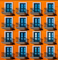 Fachada naranja con Balcones en Pachuca de Soto, Hidalgo, México.