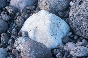 Piedra volcánica blanca forma abstracta , en la playa de la isla de Tenerife